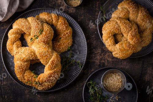 Preview: Traditional Turkish bagel simit with sesame