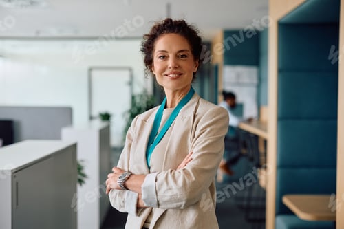 Preview: Portrait of confident businesswoman in the office looking at camera.