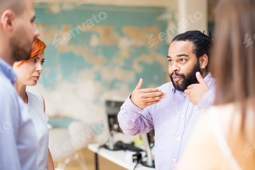 Vista previa: Jóvenes multirraciales en el cargo