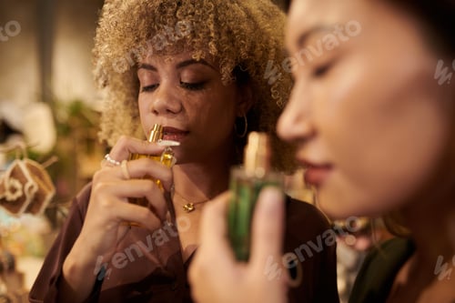 Visualização: Mulher curtindo perfume