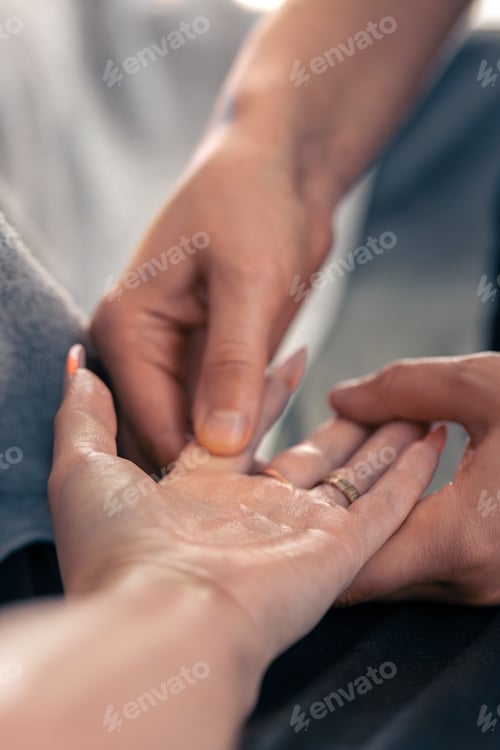 Preview: Central palm pressure in spa studio. Soft focus on the wrist