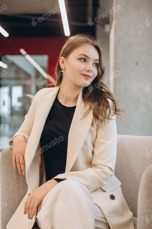 Preview: Portrait of confident businesswoman in office