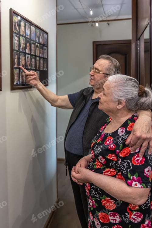 Preview: An elderly man and woman are looking at their family photos.
