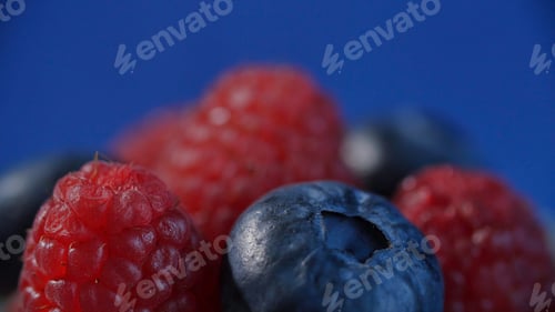 Vista previa: Fresh fruits - blueberry, raspberry. beautifully lined with raspberries and blueberries