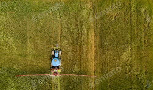 Preview: Tractor spray fertilize field