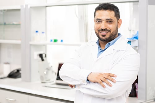 Preview: Smiling lab worker in white coat