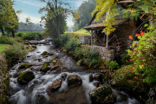 Preview: Low-angle view of a beautiful house near the lake