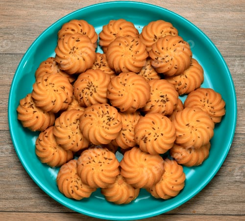 Preview: Cookies on a Teal Plate on Wooden Surface