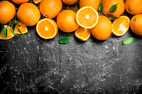 Preview: Fresh ripe oranges with leaves.