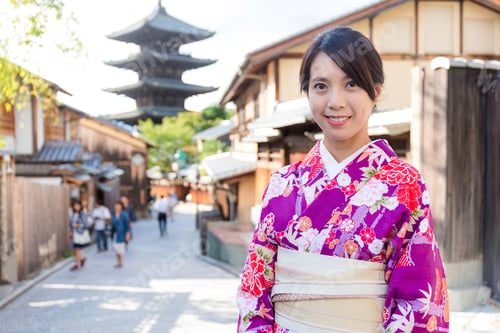 Preview: Woman with traditional japanese dress in Kyoto