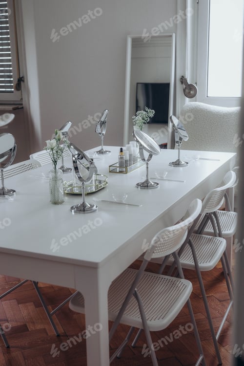 Preview: Mirrors and cosmetics for cosmetologist's master class