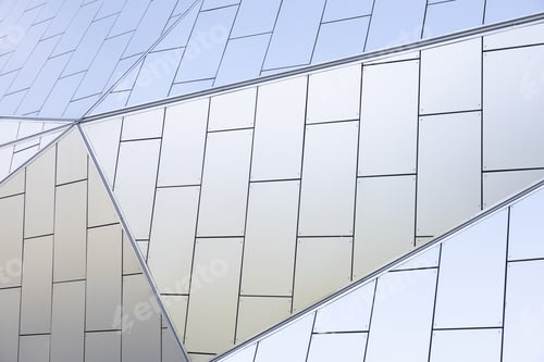 Vorschau: Weiß geflieste Reliefwand eines modernen geometrisch gestalteten Gebäudes