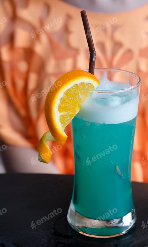 Vorschau: Erfrischender blauer Cocktail mit Frau im orangefarbenen Hemd-Hintergrund