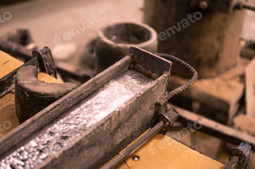Preview: Heated metal in form on table
