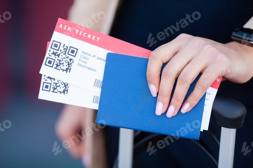 Vista previa: Travel. Closeup of girl holding passports and boarding pass at airport