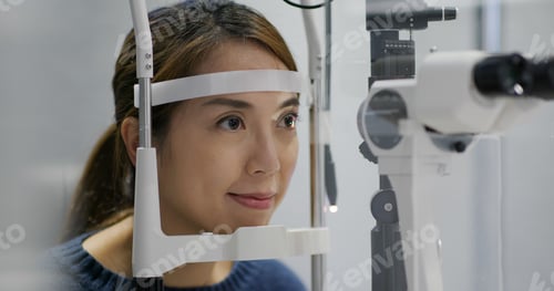 Preview: Woman check on eye in clinic