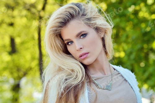 Preview: Fashionable portrait of lady with long hair in city
