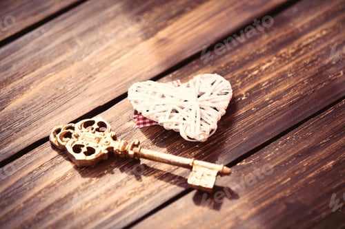 Preview: heart and key on the table