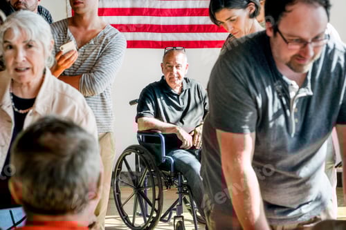 Preview: American queuing at a polling place