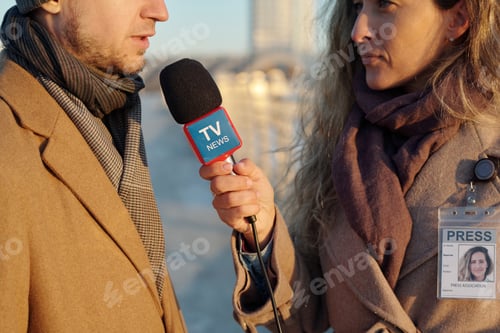 Preview: Answering question of female journalist