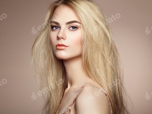Vorschau: Modeporträt einer eleganten Frau mit herrlichen Haaren
