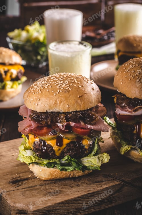 Preview: Homemade beef burger, caramelized onion, bacon and beer