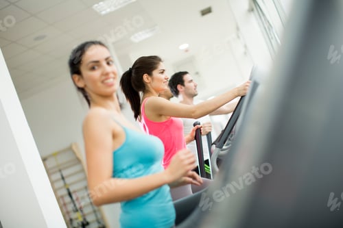 Preview: Young woman training in the gym
