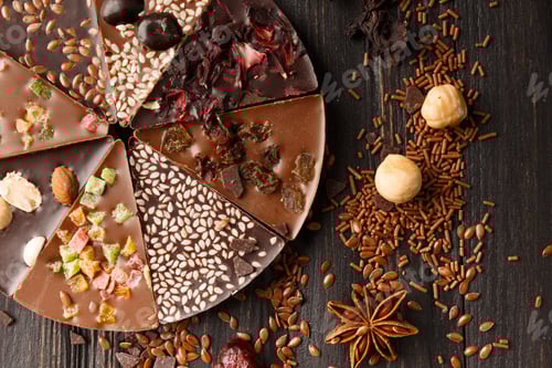 Vorschau: Schokoladenpizza dran? Ansicht von oben auf hölzernen Hintergrund