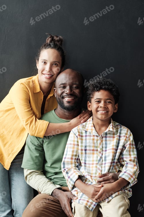 Visualização: Feliz família africana de três