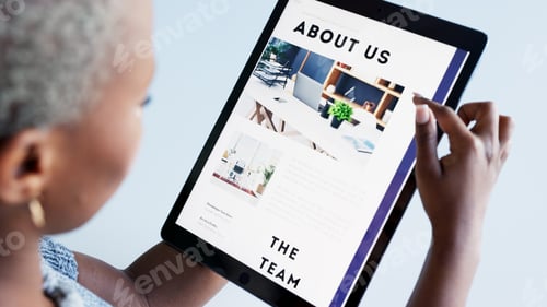 Visualização: Marketing, publicidade e tablet com uma empresária ou designer gráfica trabalhando em um presentati