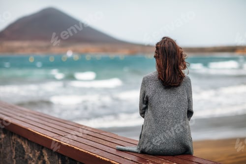 Preview: Young woman enjoy the ocean