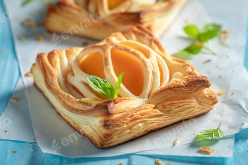 Preview: Awesome puff pastry with powdered sugar and fresh peaches