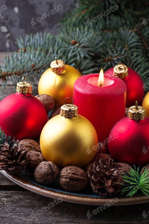 Preview: Red and golden Christmas balls on plate