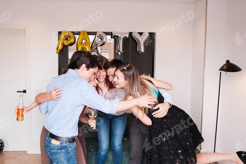 Visualização: Grupo de amigos se reuniu para fazer uma festa e comemorar juntos em um apartamento. Conceito: diversão