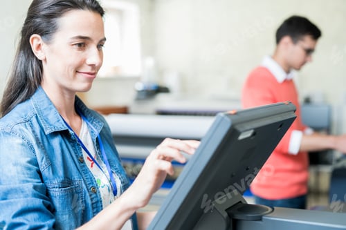 Preview: Content lady choosing settings of printing