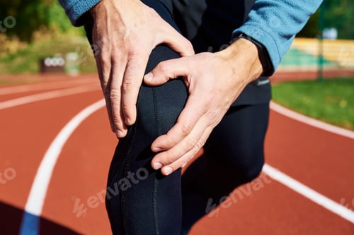 Preview: Man have a problem with knee while running