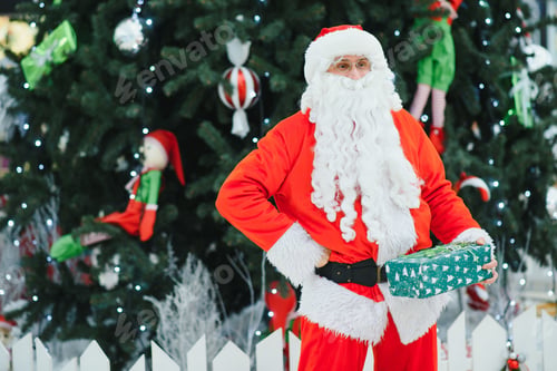 Preview: Portrait real authentic Santa Claus with Christmas gifts in hands in Shopping Mall