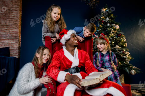 Preview: African Santa Claus reads children's Christmas stories in a cozy decorated New Year's room.