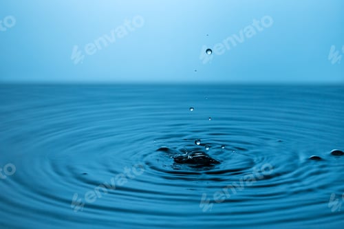 Preview: Blue Water drop falling, macro splash. Natural background