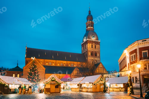 Preview: Riga, Latvia. Christmas Market On Dome Square With Riga Dome Cathedral. Christmas Tree And Trading