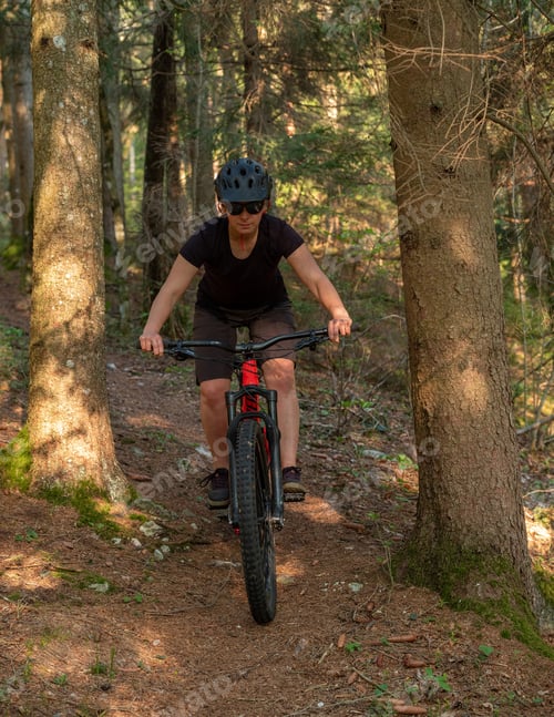 Preview: Female cyclist on her mountain bike