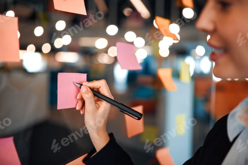 Preview: Business people working in a coworking space