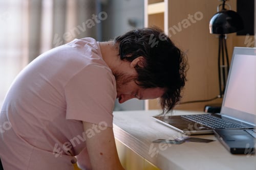 Vista previa: Unhappy adult man with credit card looking at zero balance on laptop