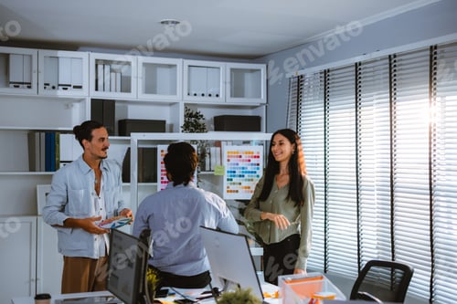 Visualização: A equipe de startups colabora na seleção de cores para design de produto centrado no usuário, otimizando a experiência