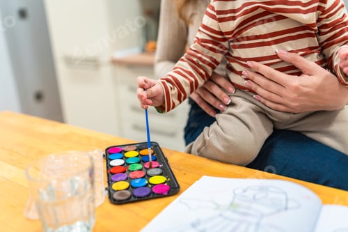 Preview: Mother and child learning painting with watercolors