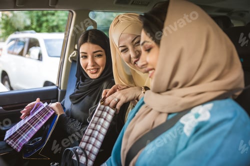 Preview: Arabic women in Dubai