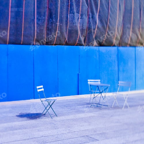 Preview: Folding chairs in front of construction site hoarding.