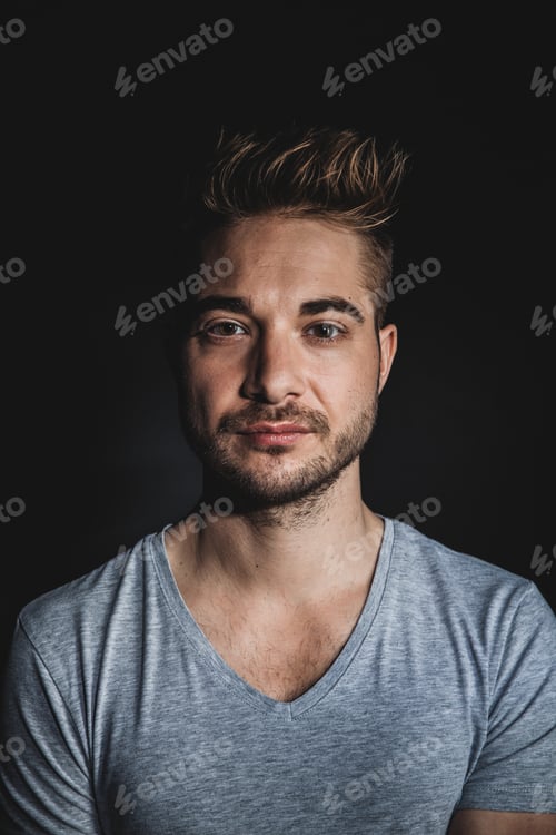 Preview: Confident man looking at camera