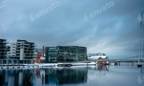 Preview: A beautiful shot o f city buildings reflected on a tranquil lake