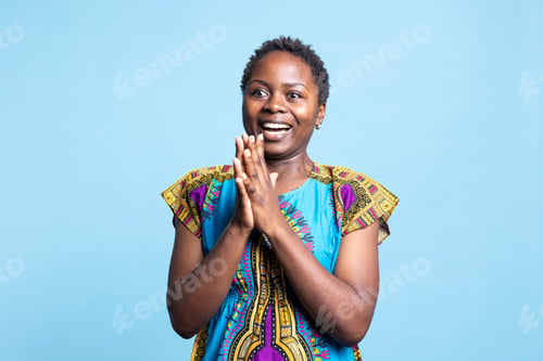 Preview: Cheerful african american woman posing with confidence in studio